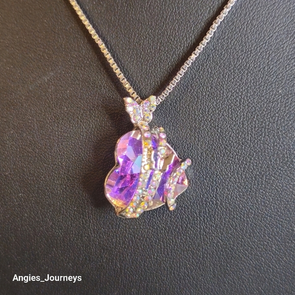Jewelry - Purple heart pendant 18' silver tone necklace